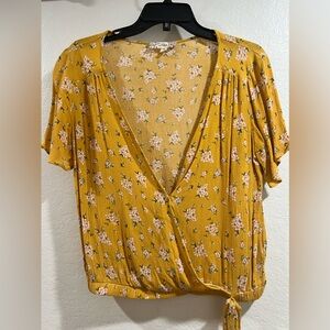 Gold floral short sleeve top with snap in front